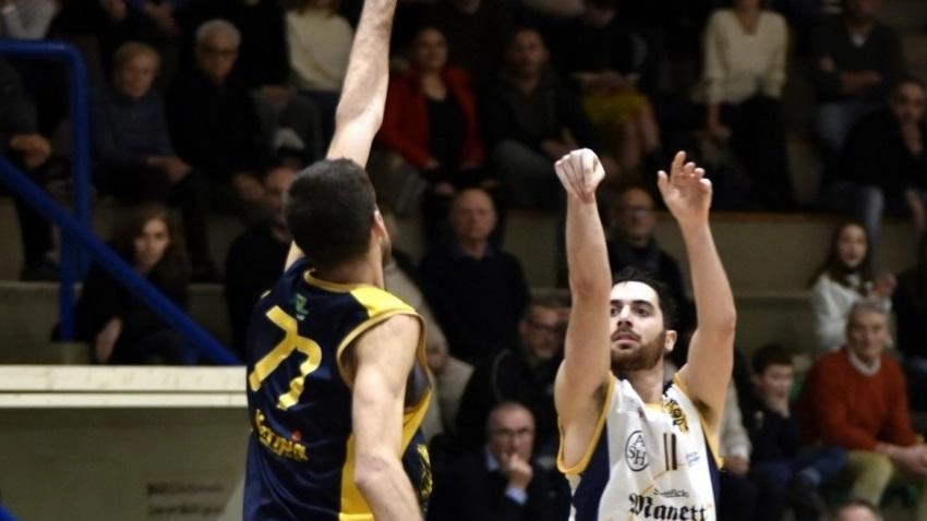 ABC Manetti vince 67-64 contro Piemonte Basketball con un buzzer beater di Scali. Difesa solida e determinazione chiave per la vittoria.