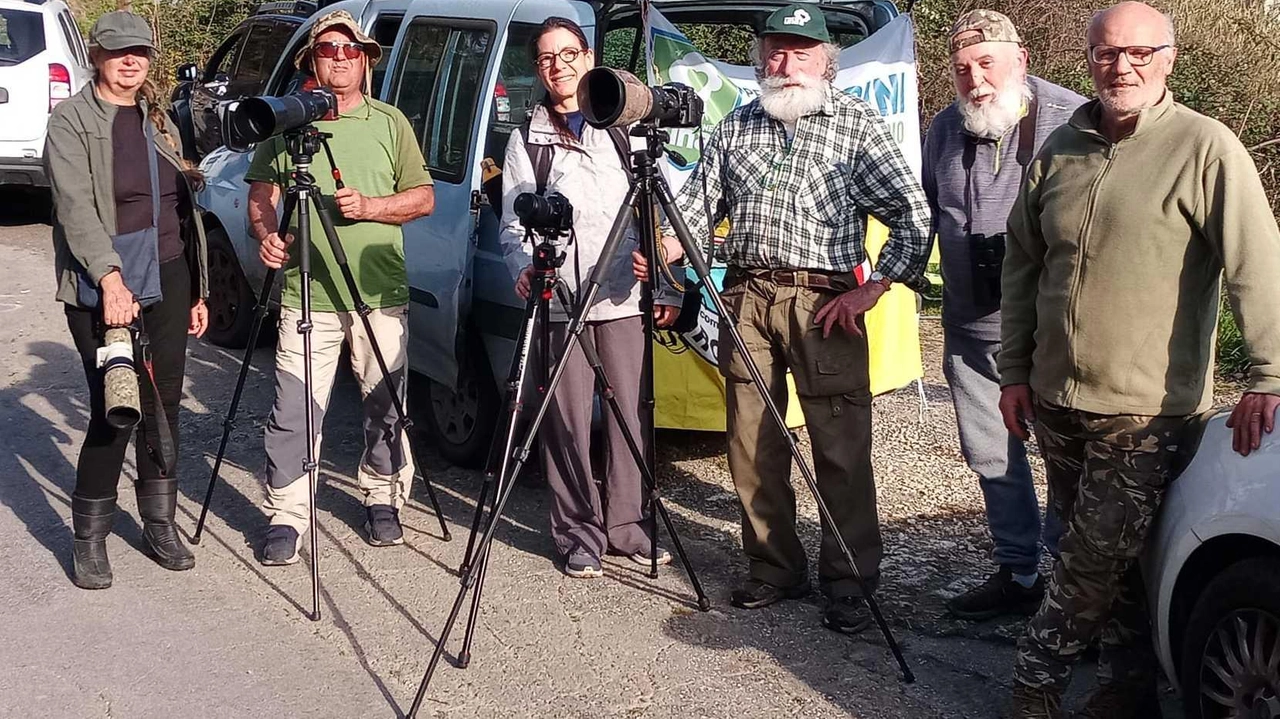 I primi partecipanti al. monitoraggio dei rapaci sulle rupi del Lago di Porta I primi partecipanti al. monitoraggio dei rapaci sulle rupi del Lago di Porta