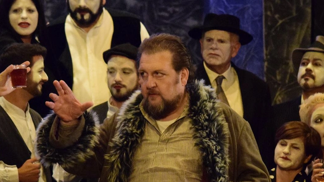 Alberto Mastromarino in una foto di scena che aveva postato sul suo profilo social Alberto Mastromarino in una foto di scena che aveva postato sul suo profilo social