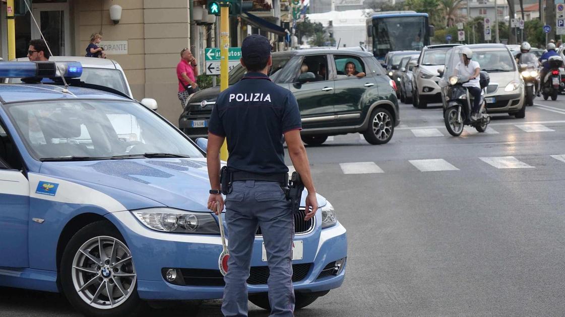 fugge all alt dei poliziotti scatta così l inseguimento arrestato giovane pusher