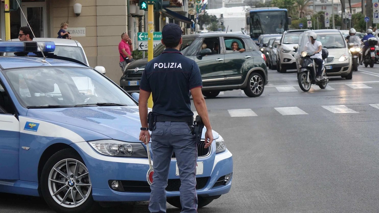 Una volante del Commissariato impegnata nei controlli (. Foto di repertorio