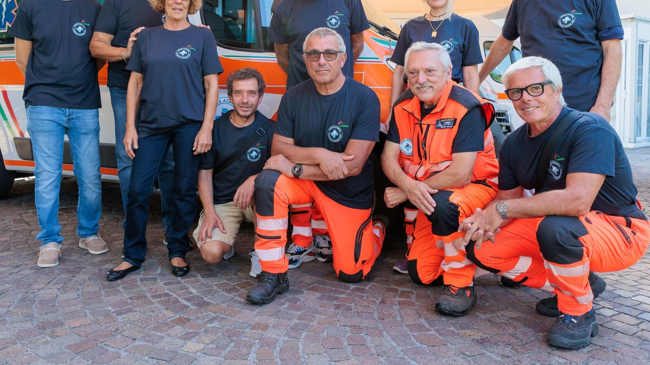 Alcuni dei volontari. che fanno parte della Croce Azzurra Litorale Pisano (Calp) nella sede di Eliopoli, a Calambrone dove avviene il servizio