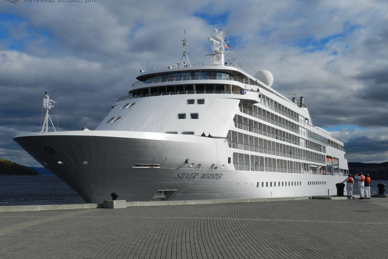 La nave Silver Whisper, sulla quale è stato trovato morto un neonato. La madre fa parte dell'equipaggio ed è in stato di fermo per omicidio