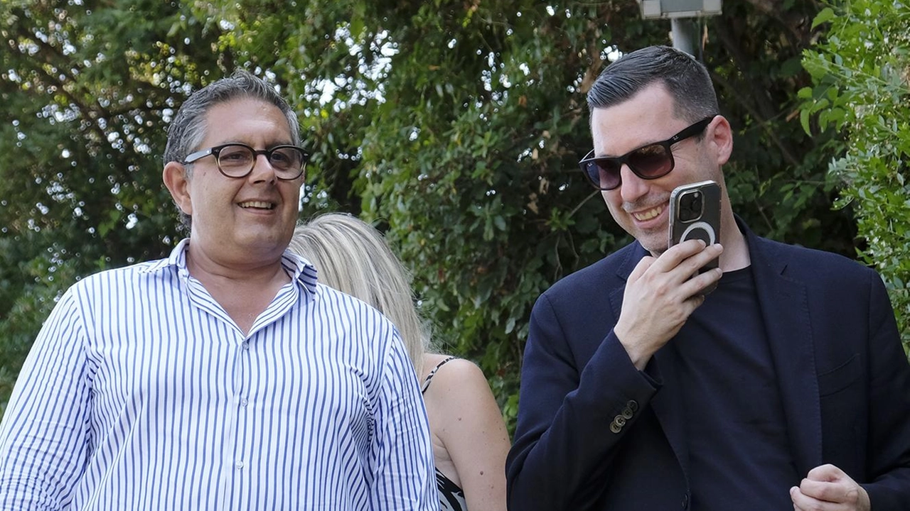 L’ex presidente Giovanni Toti assieme a Giacomo Giampedrone nella villa di Ameglia L’ex presidente Giovanni Toti assieme a Giacomo Giampedrone nella villa di Ameglia