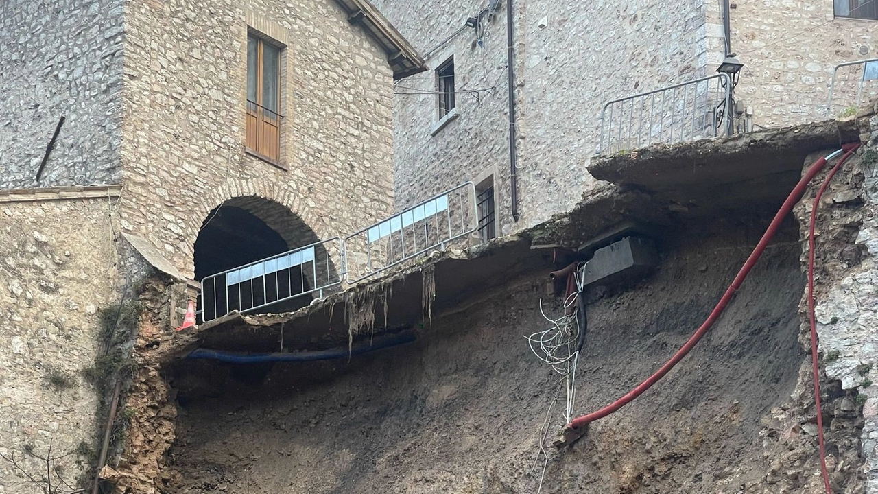 Il tratto di mura crollato (foto di Annarita Di Curzio sulla pagina FB della sindaca Benedetti) Il tratto di mura crollato (foto di Annarita Di Curzio sulla pagina FB della sindaca Benedetti)