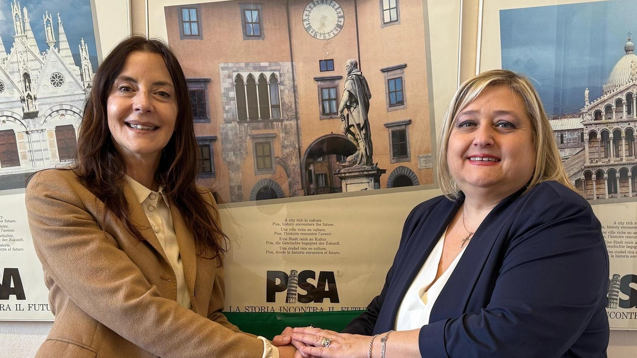 Raffaella Bonsangue e Veronica Poli si stringono la mano di fronte alla bandiera di Forza Italia. L’ex assessore: «Continuerò a fare quello che ho sempre fatto»