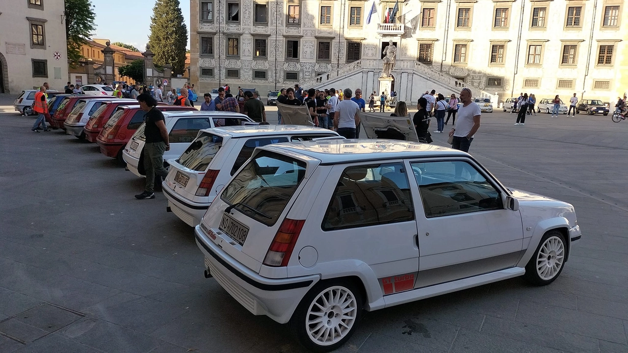 Le auto d'epoca durante il raduno dello scorso anno