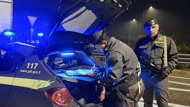 https://www.lanazione.it/image-service/view/acePublic/alias/contentid/Njc1Mzk5N2ItN2M1MC00/0/sequestrati-884-articoli-non-conformi-agli-standard-di-sicurezza.jpeg?f=16:9&w=1200&h=630