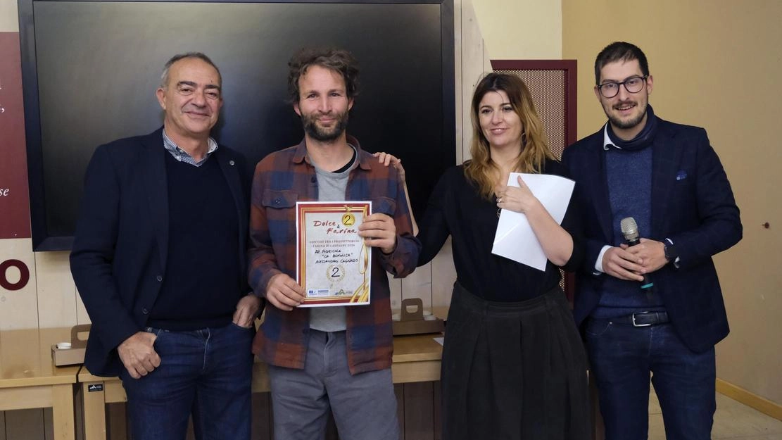 Alessandro Cagnasso premiato da Vignali, Bertolini e Giannarelli (. foto Pasquali Alessandro Cagnasso premiato da Vignali, Bertolini e Giannarelli (. foto Pasquali