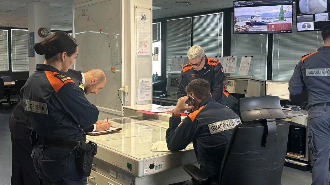 Le forze di sicurezza durante l’esercitazione in porto a Carrara