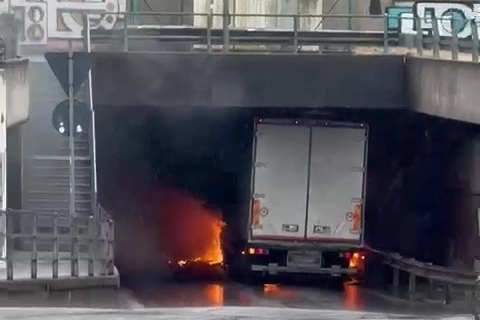 Il camion in fiamme nel sottopasso di via Gabba