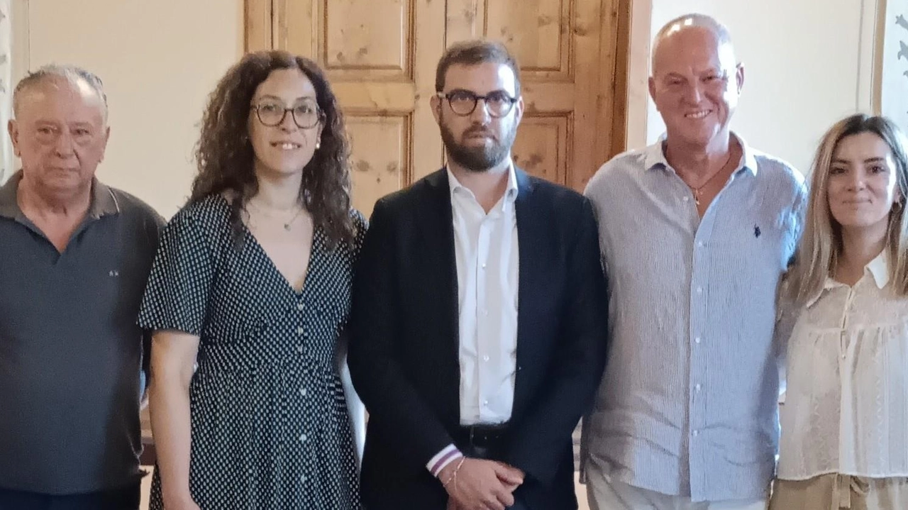 Un’immagine dell’amministrazione comunale Agliana con al centro primo cittadino Luca Benesperi Un’immagine dell’amministrazione comunale Agliana con al centro primo cittadino Luca Benesperi