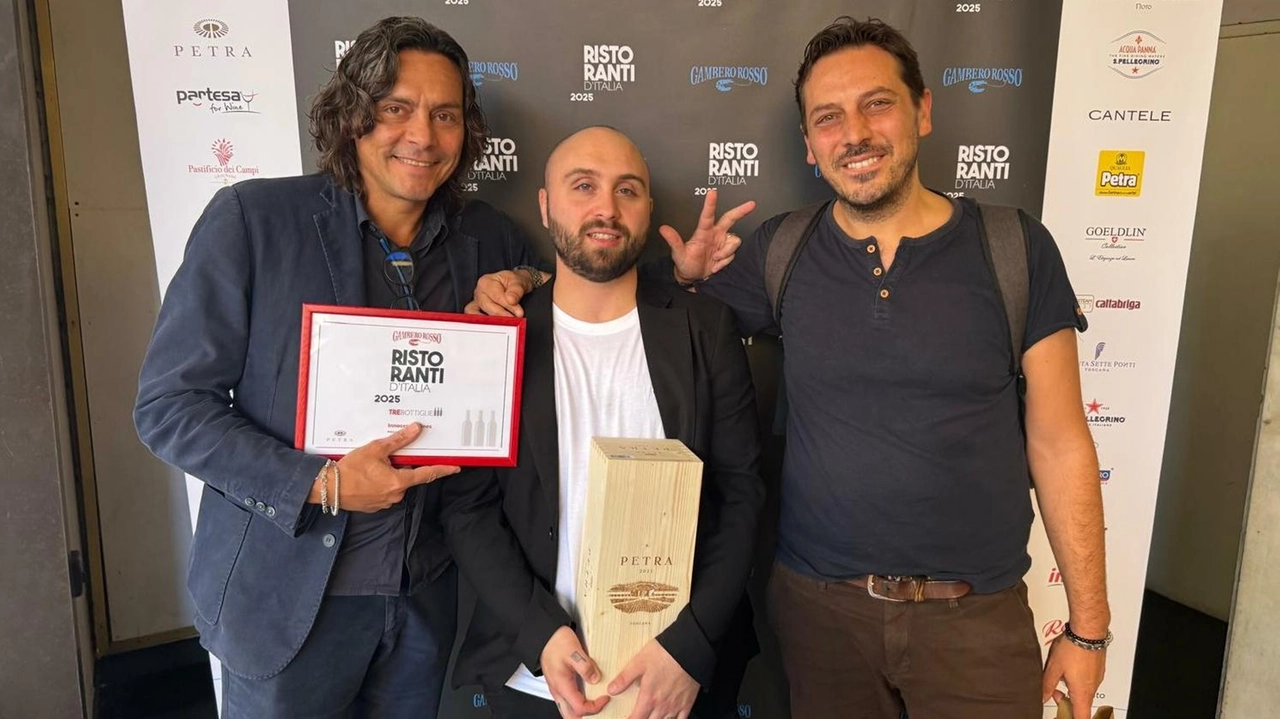 I fratelli Gianni e Francesco Innocenti a sinistra e a destra nella foto, con in mezzo lo chef Thomas Palmieri I fratelli Gianni e Francesco Innocenti a sinistra e a destra nella foto, con in mezzo lo chef Thomas Palmieri