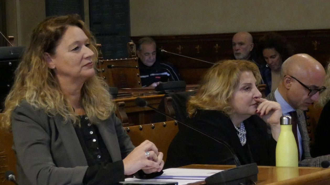 In primo piano la sindaca Ilaria Bugetti, l’assessora Cristina Sanzò e l’assessore Marco Sapia durante la conferenza stampa di fine anno In primo piano la sindaca Ilaria Bugetti, l’assessora Cristina Sanzò e l’assessore Marco Sapia durante la conferenza stampa di fine anno