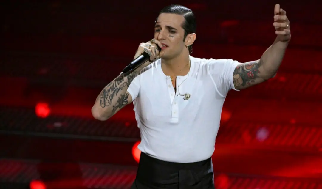 Firenze, Achille Lauro arriva alle Murate per il firmacopie