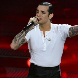 Firenze, Achille Lauro arriva alle Murate per il firmacopie