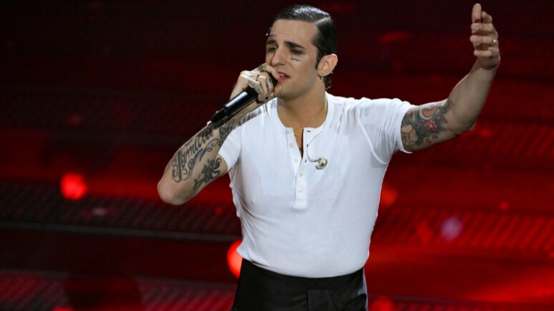 Firenze, Achille Lauro arriva alle Murate per il firmacopie