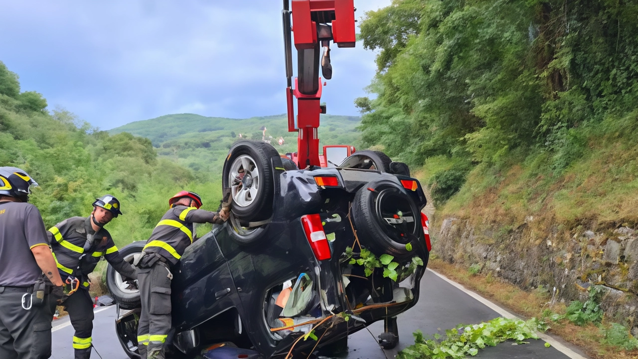 Doppio incidente sulla statale 67 tra Scopeti e Casini: un'auto finisce nella Sieve e una carambola coinvolge quattro veicoli, ma nessun ferito grave grazie a una fortunata coincidenza. Intervento tempestivo di vigili del Fuoco e forze dell'ordine. Doppio incidente sulla statale 67 tra Scopeti e Casini: un'auto finisce nella Sieve e una carambola coinvolge quattro veicoli, ma nessun ferito grave grazie a una fortunata coincidenza. Intervento tempestivo di vigili del Fuoco e forze dell'ordine.