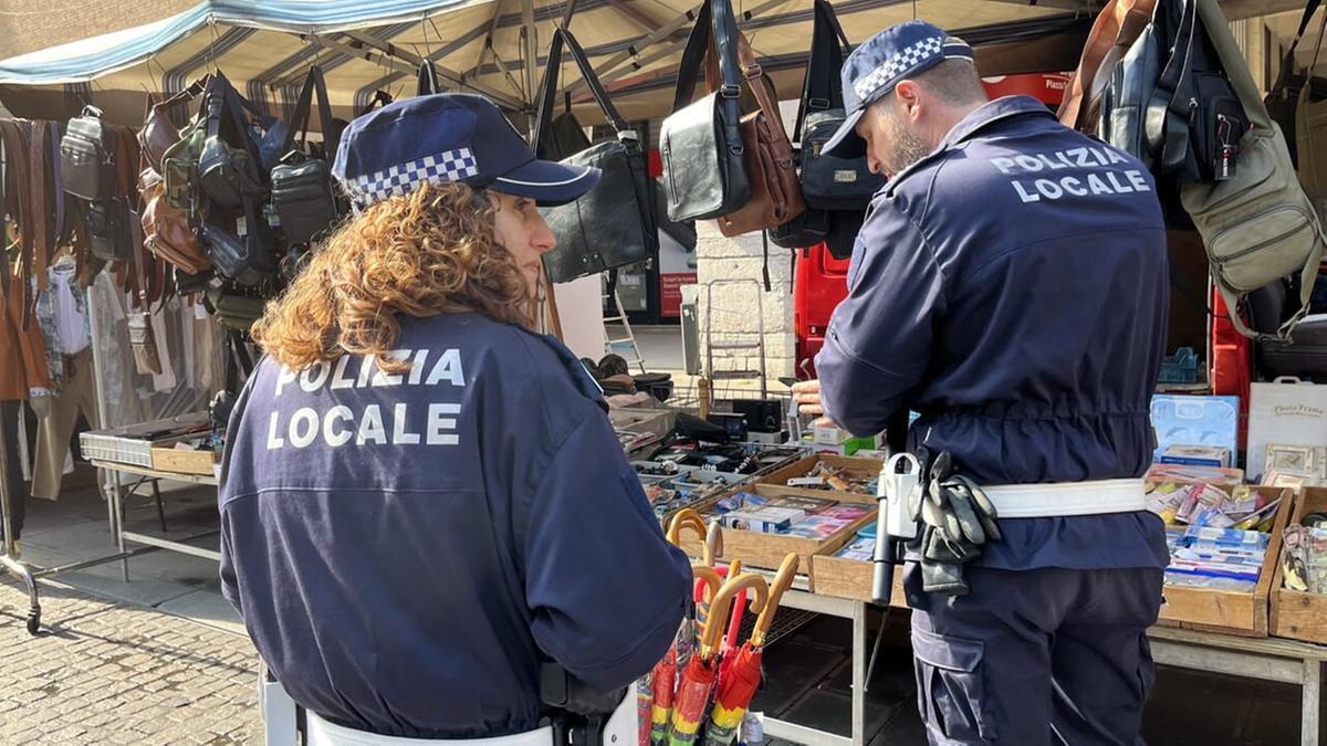 https://www.lanazione.it/image-service/view/acePublic/alias/contentid/Njc3YTVkZDktMzI2MS00/0/polizia-locale.jpeg?f=1.91:1&w=1200