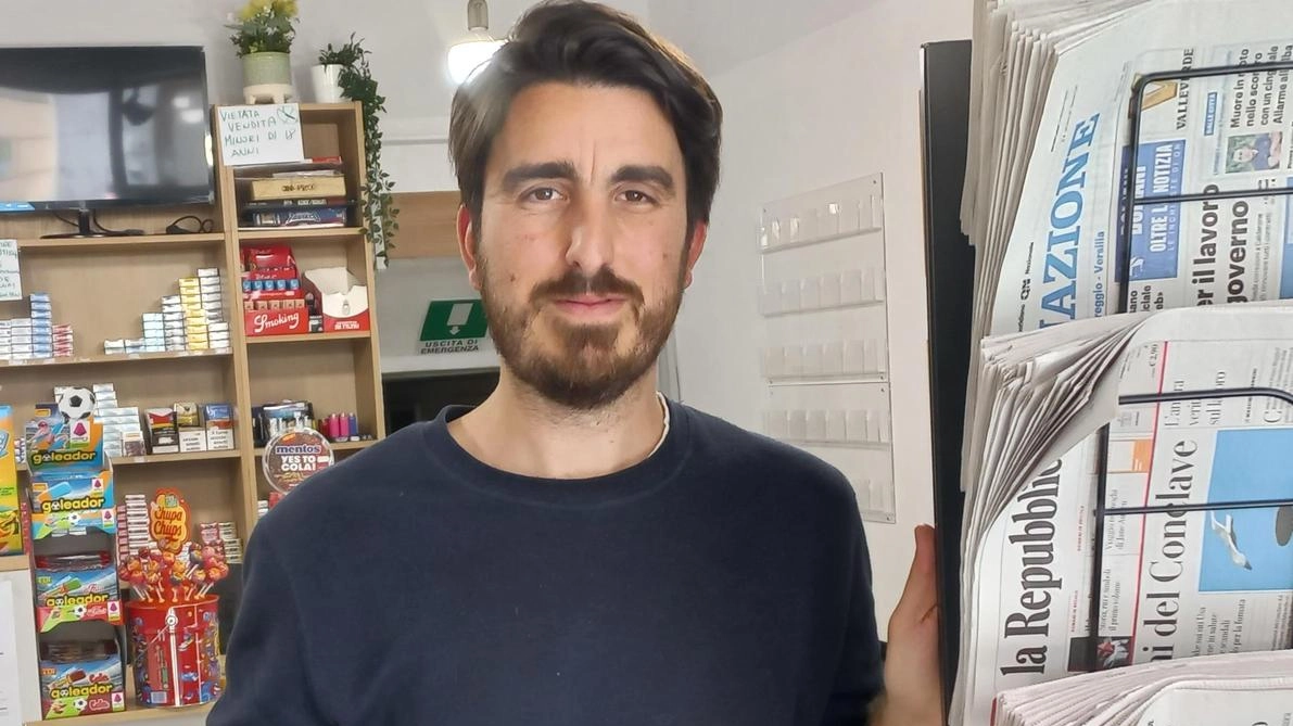 Nicola Dati è subentrato da pochi giorni nella gestione della tabaccheria edicola «Oltre la T» in via Mazzini Nicola Dati è subentrato da pochi giorni nella gestione della tabaccheria edicola «Oltre la T» in via Mazzini