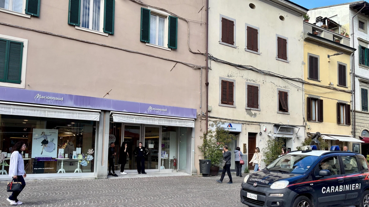 Il centro cittadino preso di mira da una serie di furti e rapine che sta creando allarme. E lo scontro politico si accende Il centro cittadino preso di mira da una serie di furti e rapine che sta creando allarme. E lo scontro politico si accende