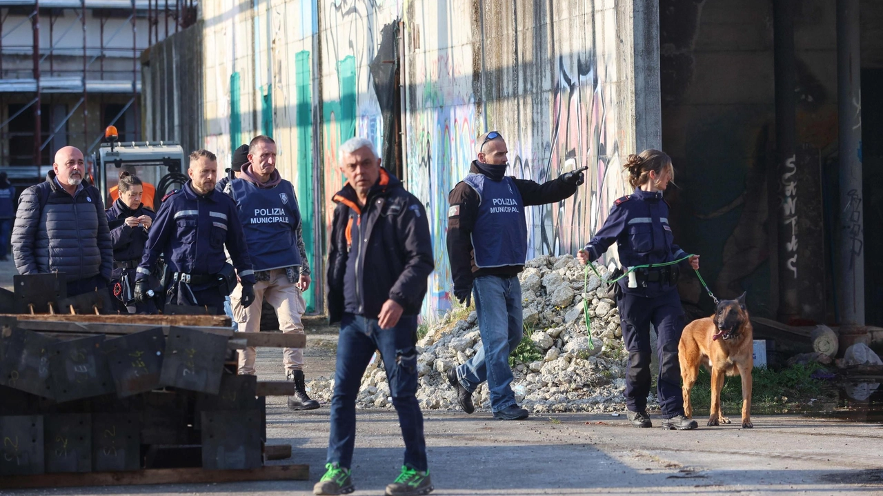 Il blitz della Municipale nell’ex Meccanotessile per mettere in sicurezza la struttura Il blitz della Municipale nell’ex Meccanotessile per mettere in sicurezza la struttura