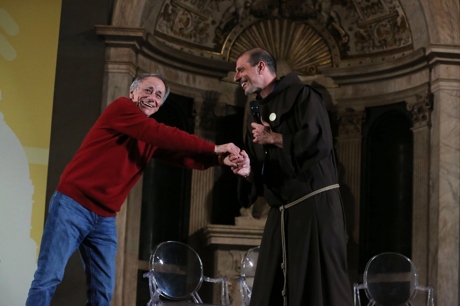 Un momento della serata: Roberto Vecchioni sul palco (New Press Photo)