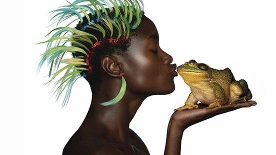 La mostra "Oliviero Toscani: il viaggio nella società che si trasforma" esplora l'evoluzione dei suoi scatti rivoluzionari, dalla fotografia in bianco e nero agli audaci colori. Curata da Luca Beatrice, la raccolta presso la Piccola Atene Flora Bigai Arte Contemporanea rivela il genio di Toscani nel cambiare la storia della fotografia e della comunicazione pubblicitaria. La mostra "Oliviero Toscani: il viaggio nella società che si trasforma" esplora l'evoluzione dei suoi scatti rivoluzionari, dalla fotografia in bianco e nero agli audaci colori. Curata da Luca Beatrice, la raccolta presso la Piccola Atene Flora Bigai Arte Contemporanea rivela il genio di Toscani nel cambiare la storia della fotografia e della comunicazione pubblicitaria.