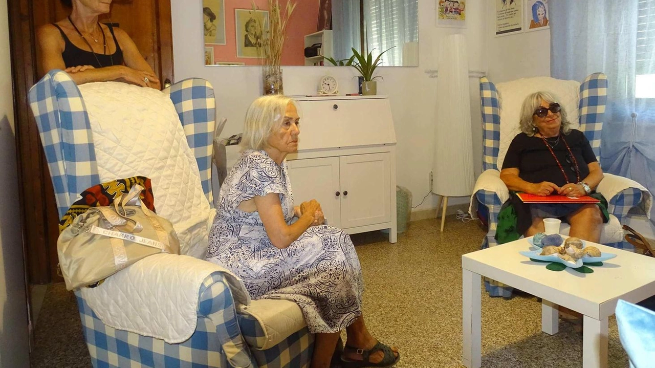 Al Marco Polo volontarie e operatrici incontrano nella massima riservatezza le vittime di violenza, che ospitano nelle abitazioni rifugio gestite in Versilia . Al Marco Polo volontarie e operatrici incontrano nella massima riservatezza le vittime di violenza, che ospitano nelle abitazioni rifugio gestite in Versilia .