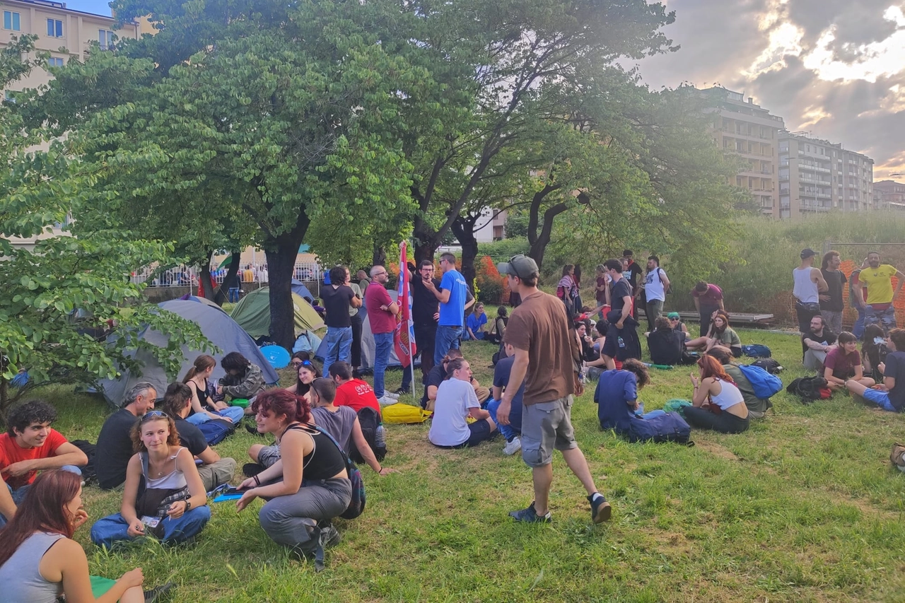 L'occupazione dei giardini della sede della Regione a Novoli da parte dei manifestanti al termine del corteo indetto dagli ex operai Gkn. Hanno partecipato associazionismo, sindacati e politici (Fonte Adl Cobas)