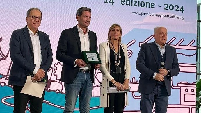 Il Consorzio per il Riuso e il Riciclo tessile, Cortertex premiato a. Ecomondo Il Consorzio per il Riuso e il Riciclo tessile, Cortertex premiato a. Ecomondo