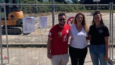 Da sinistra, Claudio Alunno, referente Pallamano A Ruota Libera, la sindaca Ilaria Bugetti e Marlene Cracas, vicedirettrice Decathlon, presenti al cantiere in via Turchia Da sinistra, Claudio Alunno, referente Pallamano A Ruota Libera, la sindaca Ilaria Bugetti e Marlene Cracas, vicedirettrice Decathlon, presenti al cantiere in via Turchia