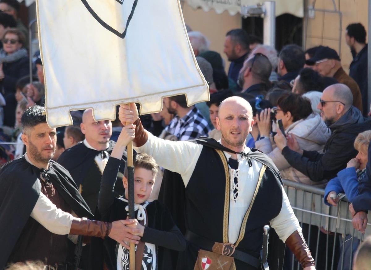 la festa per la fine dell8217estate tra arte balli e spettacoli