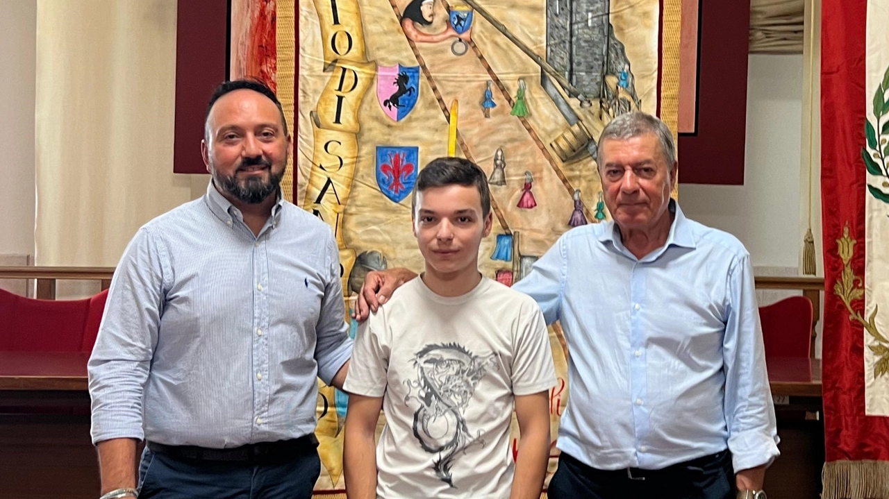 L'assessore Federico Cecoro, l'artista Giovanni Tancredi e il sindaco Valerio Pianigiani L'assessore Federico Cecoro, l'artista Giovanni Tancredi e il sindaco Valerio Pianigiani