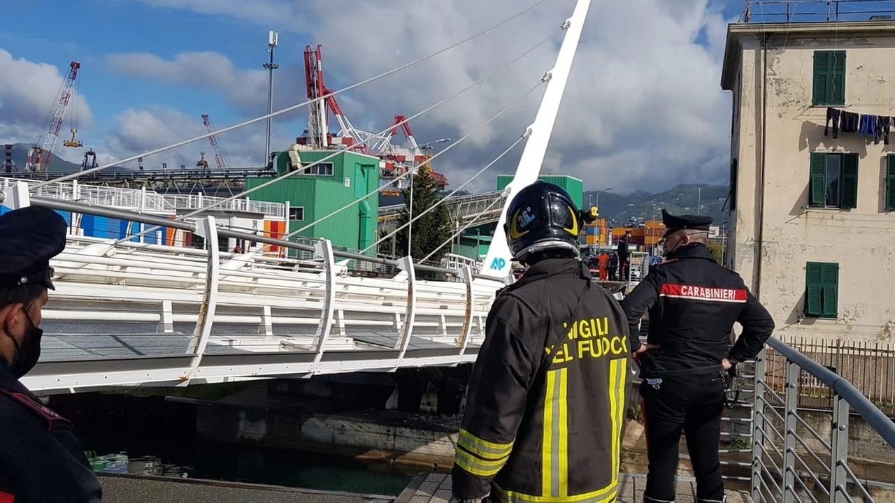 Un’immagine scattata poco dopo il crollo del ponte di Pagliari Un’immagine scattata poco dopo il crollo del ponte di Pagliari