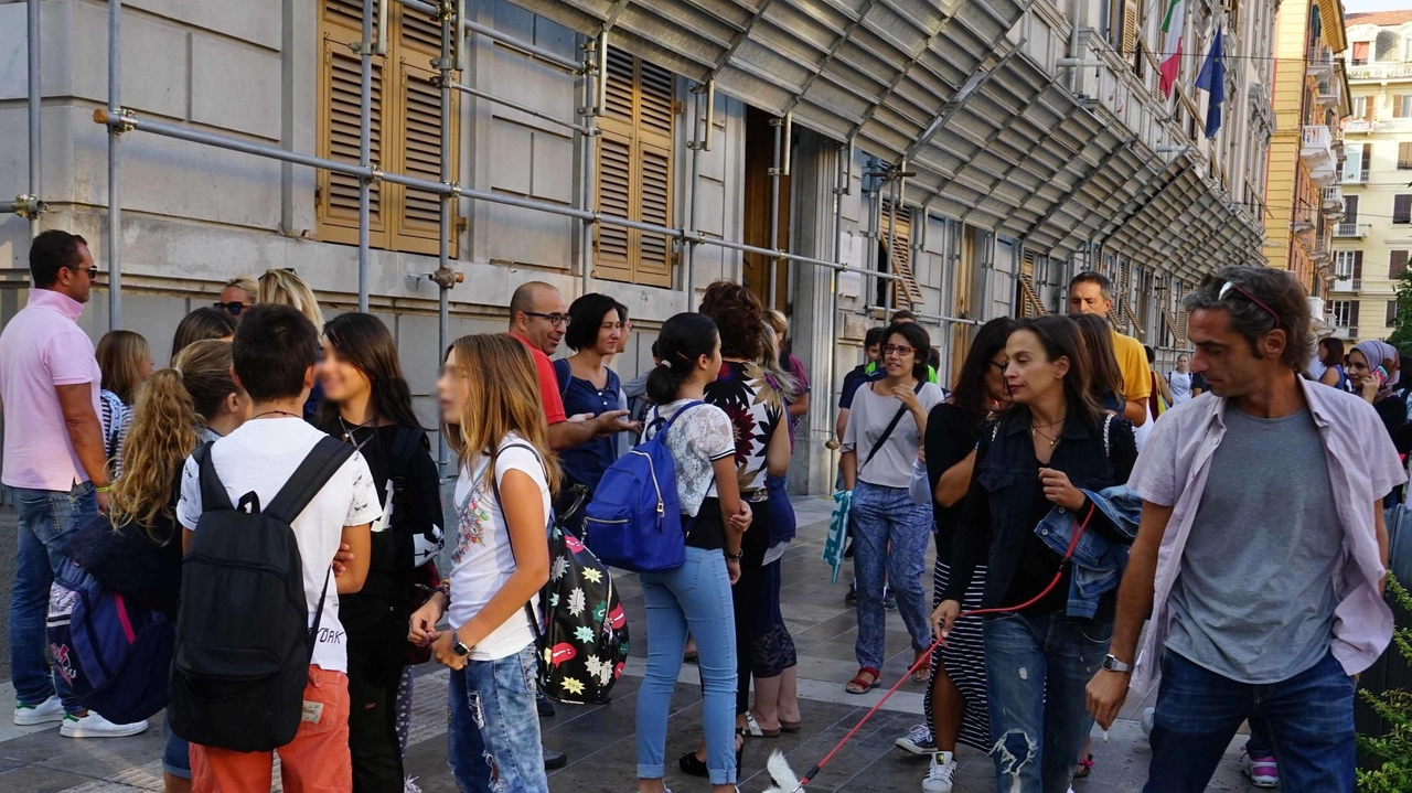 I lavori in corso davanti a una scuola spezzina (. foto di archivio I lavori in corso davanti a una scuola spezzina (. foto di archivio