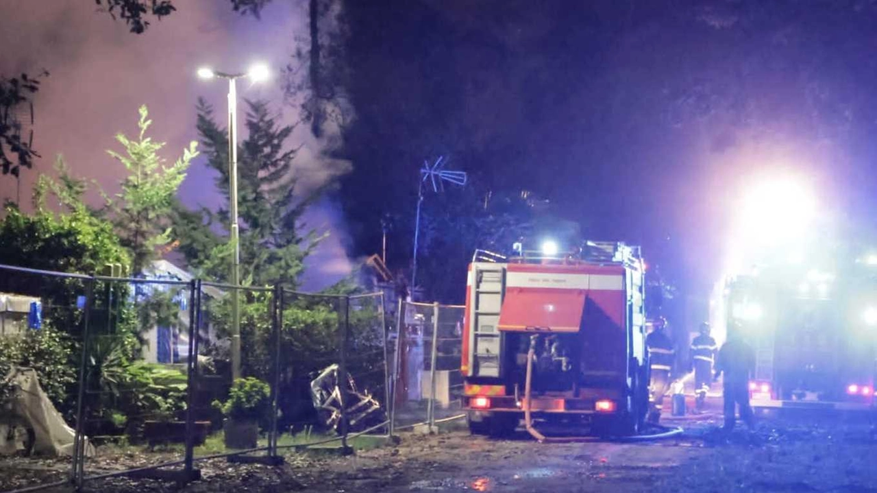 Le immagini dell’incendio al campeggio ’Italia’ Le immagini dell’incendio al campeggio ’Italia’