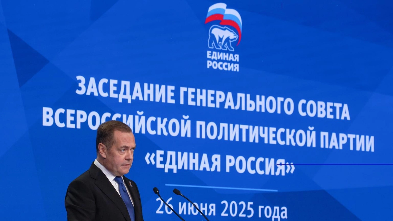 E attacca Macron: 'Quel gallo senza cervello ci rinunci'