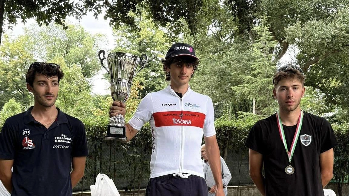 Podio elite con il campione Lorenzo Viviani della Polisportiva Tripetetolo Podio elite con il campione Lorenzo Viviani della Polisportiva Tripetetolo
