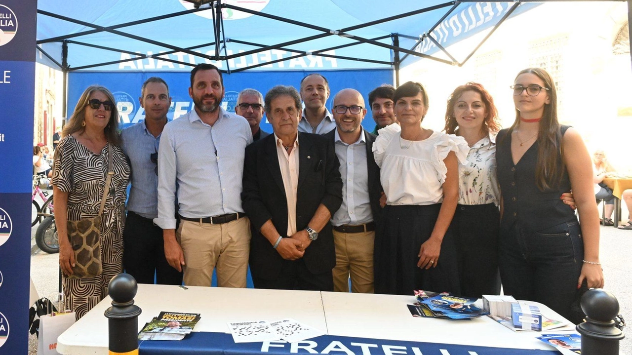 Tomasi con gli esponenti lucchesi di Fratelli di Italia (foto Alcide) Tomasi con gli esponenti lucchesi di Fratelli di Italia (foto Alcide)