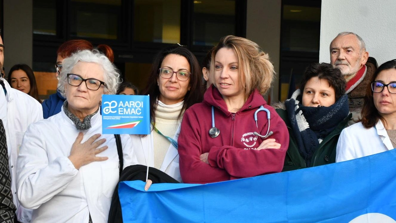 I medici intervenuti al presidio al Noa contro la riorganizzazione del servizio di guardia anestesiologica (. fotoservizio Nizza I medici intervenuti al presidio al Noa contro la riorganizzazione del servizio di guardia anestesiologica (. fotoservizio Nizza