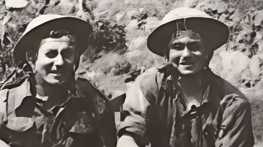Volontari toscani raccontano la loro partenza per combattere i nazifascisti nel 1945, motivati dalla collera e dall'entusiasmo per dare una mano agli americani. Volontari toscani raccontano la loro partenza per combattere i nazifascisti nel 1945, motivati dalla collera e dall'entusiasmo per dare una mano agli americani.
