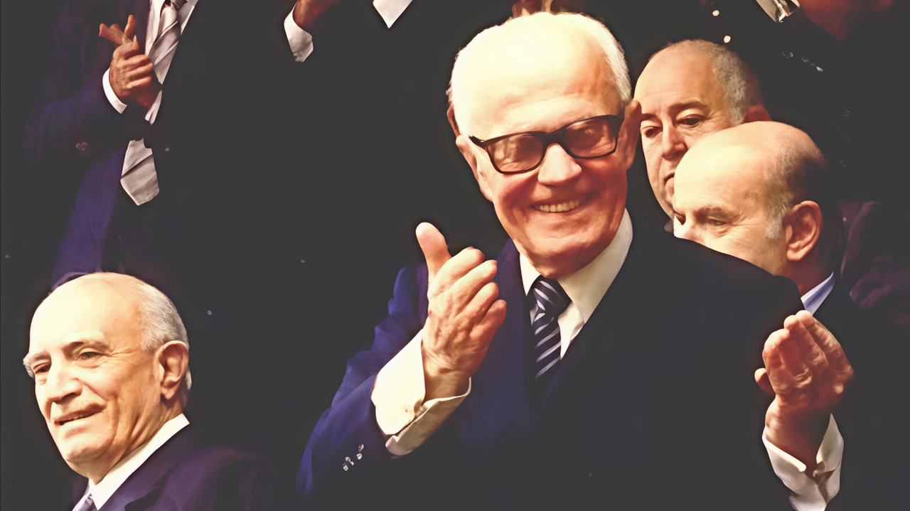 Quarant’anni fa l’edizione straordinaria rimasta storica: l’uomo del Quirinale qui dalle 11, un corteo ridotto, la sorpresa in piazza Quarant’anni fa l’edizione straordinaria rimasta storica: l’uomo del Quirinale qui dalle 11, un corteo ridotto, la sorpresa in piazza