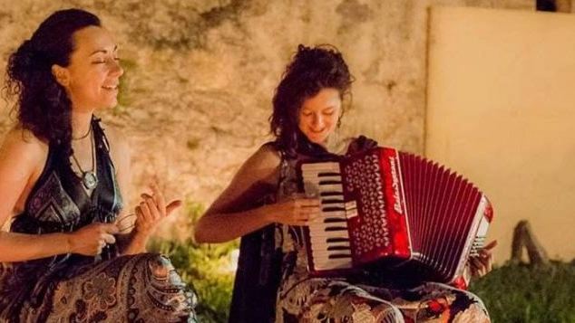 Il duo «Belle di Mai» in «Voci vaganti» alle 18 a Castellina Marittima Il duo «Belle di Mai» in «Voci vaganti» alle 18 a Castellina Marittima