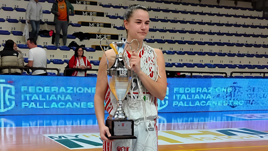 La capitana Irene Ruffini con la coppa conquistata domenica scorsa