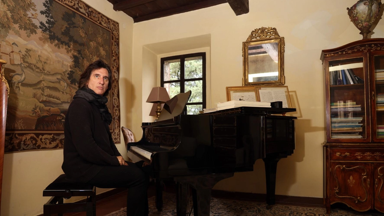 Hershey Felder è attore, pianista, compositore, regista e cineasta di fama mondiale Hershey Felder è attore, pianista, compositore, regista e cineasta di fama mondiale