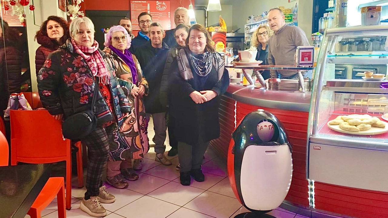 Vincenzo Lunetta dietro al bancone del bar dei Mille dove si sono ritrovati alcuni concittadini per manifestargli vicinanza Vincenzo Lunetta dietro al bancone del bar dei Mille dove si sono ritrovati alcuni concittadini per manifestargli vicinanza
