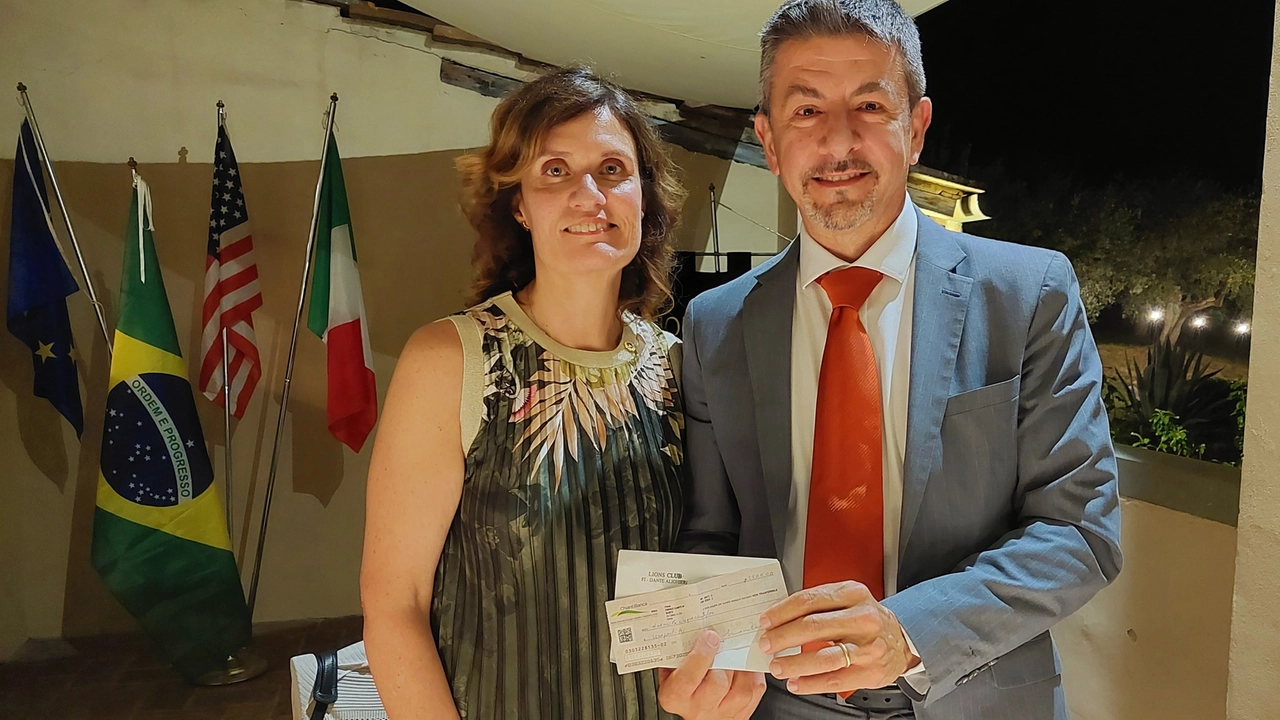 Il momento della consegna del service all'Associazione UNOPERTUTTI