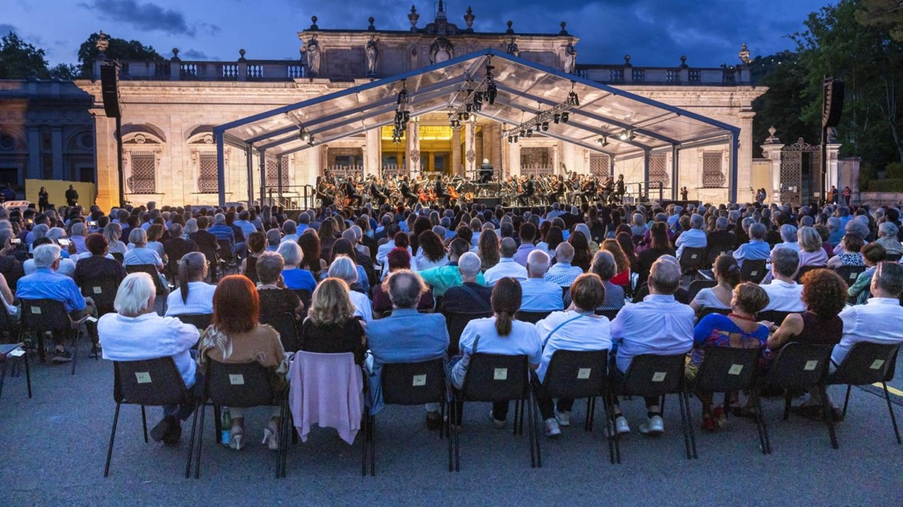 Lo scenario del piazzale davanti allo stabilimento del Tettuccio durante la serata che ha visto esibirsi il Maggio Musicale Fiorentino (Goiorani) Lo scenario del piazzale davanti allo stabilimento del Tettuccio durante la serata che ha visto esibirsi il Maggio Musicale Fiorentino (Goiorani)