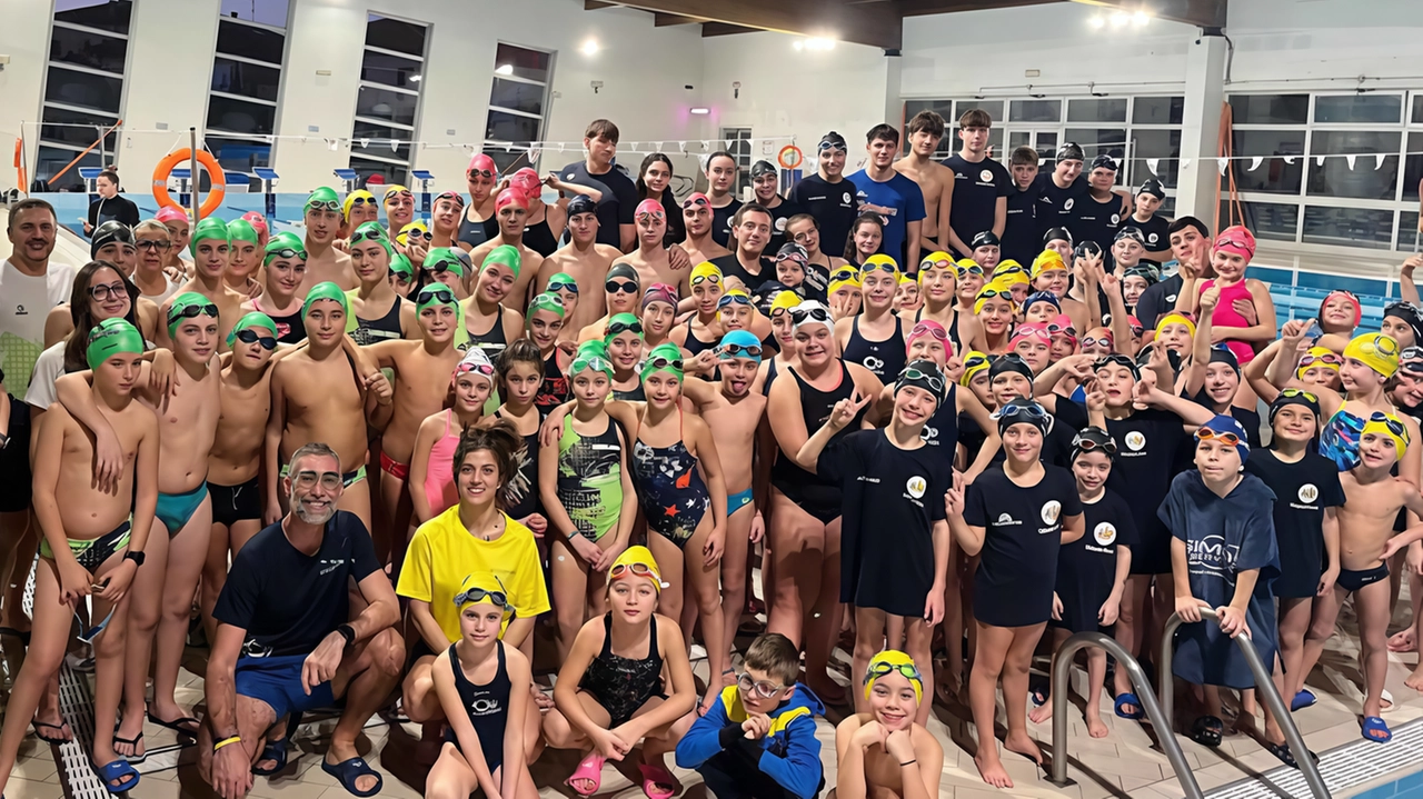 Una foto di gruppo degli allenamenti collegiali al Palazzetto del Nuoto di Arezzo Una foto di gruppo degli allenamenti collegiali al Palazzetto del Nuoto di Arezzo